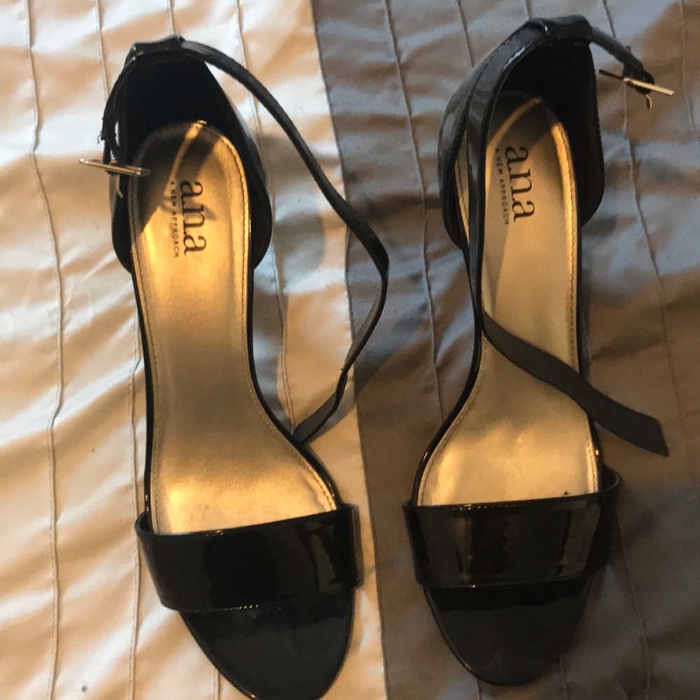 Heels - Picture 4 of 4